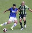 Léo, zagueiro do Cruzeiro, em disputa de bola na última partida entre as duas equipes (Foto: Divulgação/Cruzeiro)  Foto: Gazeta Esportiva