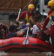 Bombeiros usam bote para resgatar pessoas que ficaram ilhadas em São Paulo  Foto: Reuters / BBC News Brasil