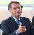 Presidente Jair Bolsonaro fala à imprensa e cumprimenta populares ao sair do Palácio da Alvorada, em Brasília   Foto: Antonio Cruz / Agência Brasil / Estadão