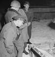 Militares americanos do comando aliado examinam mala de talheres de prata, parte do saque alemão armazenado em uma mina de sal em Merkers  Foto: National Archives / BBC News Brasil