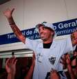 Diego Tardelli é recebido com grande festa.  Foto: Bruno Cantini / Agência Galo / Atlético