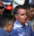 Bolsonaro conversa com apoiadores na entrada do Palácio da Alvorada.  Foto: Marcelo Camargo/Agência Brasil - 16/2/2020 / Estadão Conteúdo