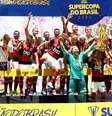 Flamengo levanta a taça de campeão da Supercopa.  Foto: Alex Farias / PhotoPress / Estadão Conteúdo