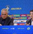 Técnico Tite ao lado de Juninho Paulista, coordenador de seleções  Foto: Sergio Moraes / Reuters