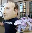 Um ativista usando máscara em referência ao presidente do Facebook, Mark Zuckerberg, protesta pedindo aumento de impostos sobre a empresa. 4/12/2018. REUTERS/Yves Herman  Foto: Reuters