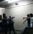 Policial aponta a arma para alunos da Escola Professor Emygdio de Barros  Foto: Reprodução Twitter / Estadão Conteúdo