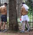 Homens são flagrados urinando na rua no centro de São Paulo (SP) durante o Carnaval de 2019 (23/02/2019)  Foto: Willian Moreira / Futura Press