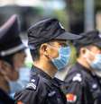 Policiais em um bloqueio para controle sanitário em Guangzhou, na China  Foto: EPA / Ansa - Brasil