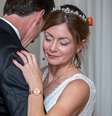 Amanda McCracken dançando com o marido, Dave, no dia do casamento  Foto: Zack Weinstein photography / BBC News Brasil