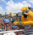 Trio elétrico com o mascote do bloco infantil 'Pinto da Madrugada'  Foto: MS Fotografias/ Instagram/ Pinto da Madrugada / Divulgação