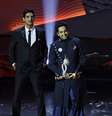 Ator Ayushmann Khurrana (à direita) comemora prêmio recebido em Macau
06/07/2013
REUTERS/Tyrone Siu  Foto: Reuters