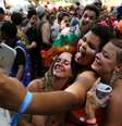 Vale a pena levar celular no bloco? Saiba como evitar danos  Foto: Estadão Conteúdo