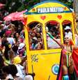 Foliões brincam durante o Bloco das Carmelitas, em Santa Teresa, na região central do Rio de Janeiro, na tarde desta sexta-feira, 21.  Foto: WILTON JUNIOR / Estadão Conteúdo