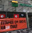 Manifestação diante da sede da Petrobras, na Avenida Chile, no centro do Rio de Janeiro.  Foto: Ellan Lustosa / Código 19 / Estadão