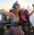 Com flores prateadas na cabeça, Ivete agitou Salvador  Foto: Dilson Silva / AgNews
