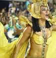 Paolla Oliveira não deixou de interagir com o público da Sapucaí ao longo do desfile  Foto: AGNews, Daniel Pinheiro / PurePeople