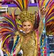 Luisa Sonza mostrou muito samba no pé em um body dourado ao cruzar a Marquês de Sapucaí  Foto: AGNews, Leo Franco/Daniel Pinheiro / PurePeople