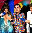 O momento da 'mão boba' de Dudu em Simony durante transmissão na RedeTV!  Foto: YouTube / Reprodução