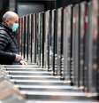 Homem de máscara em estação de metrô de Milão
25/02/2020
REUTERS/Flavio Lo Scalzo  Foto: Reuters