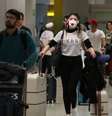 Viajante usa máscara de proteção ao chegar em voo da Europa no aeroporto de Guarulhos
27/02/2020
REUTERS/Amanda Perobelli  Foto: Reuters