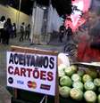 Cartaz de ambulante anuncia aceitação de cartões para pagamentos. 16/8/2018. REUTERS/Paulo Whitaker  Foto: Reuters