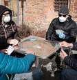 Homens com máscara de proteção jogam cartas em praça de San Fiorano, na Itália
27/02/2020
Marzio Toniolo/via REUTERS   Foto: Reuters