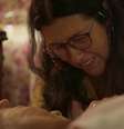  Lurdes (Regina Casé) chora diante do corpo da mãe, Maria (Zezita Matos): o amor e a dor entrelaçados na mesma cena  Foto: GSHOW / Reprodução