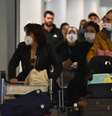 Passageiros de voo da Companhia Aérea Alitalia, vindo de Roma, desembarcam no Aeroporto Internacional de Guarulhos usando máscaras.  Foto: Roberto Casimiro / Foto Arena / Estadão Conteúdo