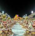 Ala das baianas da Viradouro veio representando as ganhadeiras quituteiras, que vendiam iguarias, quitutes e doces típicos  Foto: Riotur / BBC News Brasil