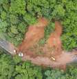 Um grande deslizamento de terra cobriu a pista da rodovia Rio-Santos, na Praia de Maresias, em São Sebastião, litoral norte de São Paulo.  Foto: DER/Divulgação / Estadão Conteúdo