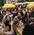 Foliões se divertem com o desfile do Bloco Não Serve Mestre, na Avenida Henrique Schauman  Foto: MISTER SHADOW/ASI / Estadão