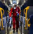 Funcionário desinfeta trem em estação de Milão, na Itália, em meio a epidemia de coronavírus  Foto: ANSA / Ansa - Brasil