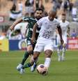 Campeonato Paulista 2020: Carlos Sanches, jogador do Santos, disputa lance com Bruno Henrique, jogador do Palmeiras, durante partida no estádio Pacaembu  Foto: Bruno Ulivieri/AGIF / Gazeta Press