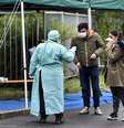 Enfermeiro conversa com casal em ponto de checagem médica na entrada de um hospital em Brescia, na Itália
03/03/2020
REUTERS/Flavio Lo Scalzo  Foto: Reuters