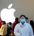 Pessoas usando máscaras de proteção esperam para medir sua temperatura numa loja da Apple, em meio a surto de coronavírus. 21/2/2020. REUTERS/Aly Song  Foto: Reuters