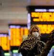 Mulher usa máscara protetora em terminal ferroviário de Roma; Itália decretou quarentena em algumas cidades  Foto: Yara Nardi / REUTERS