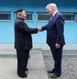 Líder norte-coreano, Kim Jong Un, e presidente dos EUA, Donald Trump se cumprimentam na zona desmilitarizada que separa as duas Coreias
30/06/2019
KCNA via REUTERS      Foto: Reuters
