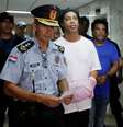 Ronaldinho e Assis, algemados, na Suprema Corte do Paraguai
07/03/2020
REUTERS/Jorge Adorno  Foto: Reuters