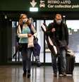 Pessoas usam máscaras protetoras enquanto andam no aeroporto de Malpensa, perto de Milão, Itália. 09/03/2020. REUTERS/Flavio Lo Scalzo  Foto: Reuters