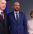 O presidente turco Erdogan, o chefe do Conselho Europeu, Charles Michel,  e a chefe da Comissão Europeia, Ursula von der Leyen  Foto: DW / Deutsche Welle