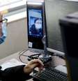 Engenheiro de software trabalha em programa de reconhecimento facial que identifica pessoas usando máscara em Pequim  Foto: Thomas Peter / REUTERS