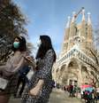 Turistas usam máscaras perto da basílica da Sagrada Família, em Barcelona
12/03/2020
REUTERS/Nacho Doce  Foto: Reuters
