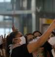 Mulheres posam para foto com máscara de proteção no aeroporto de Guarulhos, em São Paulo
12/03/2020
REUTERS/Rahel Patrasso  Foto: Reuters