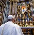 Francisco foi até igreja onde está um crucifixo milagroso  Foto: EPA / Ansa - Brasil