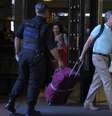 Casal de turistas norte-americanos deixa um hotel em Buenos Aires escoltado pela polícia em direção ao Aeroporto Internacional de Ezeiza  Foto: JUAN MABROMATA/AFP via Getty Images / BBC News Brasil