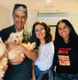 William Bonner com a família na ONG Indefesos, onde adotou dois cachorros, no Rio de Janeiro, capital.  Foto: Facebook / ONG Indefesos / Estadão