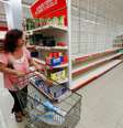 Mulher passa por prateleiras vazias em supermercado de Buenos Aires
15/03/2020
REUTERS/Agustin Marcarian  Foto: Reuters