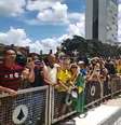 Presidente Jair Bolsonaro se aproxima de manifestantes no Palácio do Planalto  Foto: Reprodução/Jair Bolsonaro / Estadão