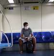 Passageiro usa máscara de proteção no metrô de São Paulo
16/03/2020
REUTERS/Amanda Perobelli  Foto: Reuters