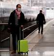 Homem com máscara de proteção em plataforma de trem Gare du Nord, em Paris
17/03/2020
REUTERS/Christian Hartmann  Foto: Reuters